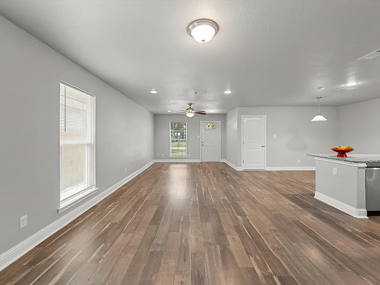 438 Sabine Ave — Photo 2