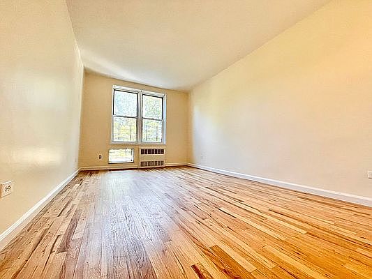 4th image of 24510 Grand Central Pkwy APT 4D