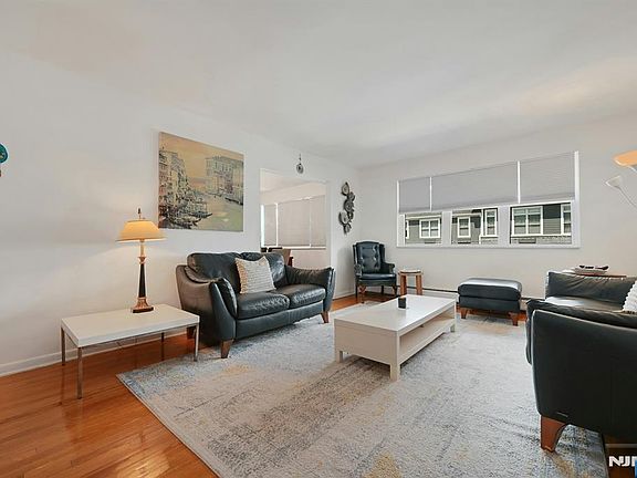 3rd image of 8 Cumbermeade Rd
