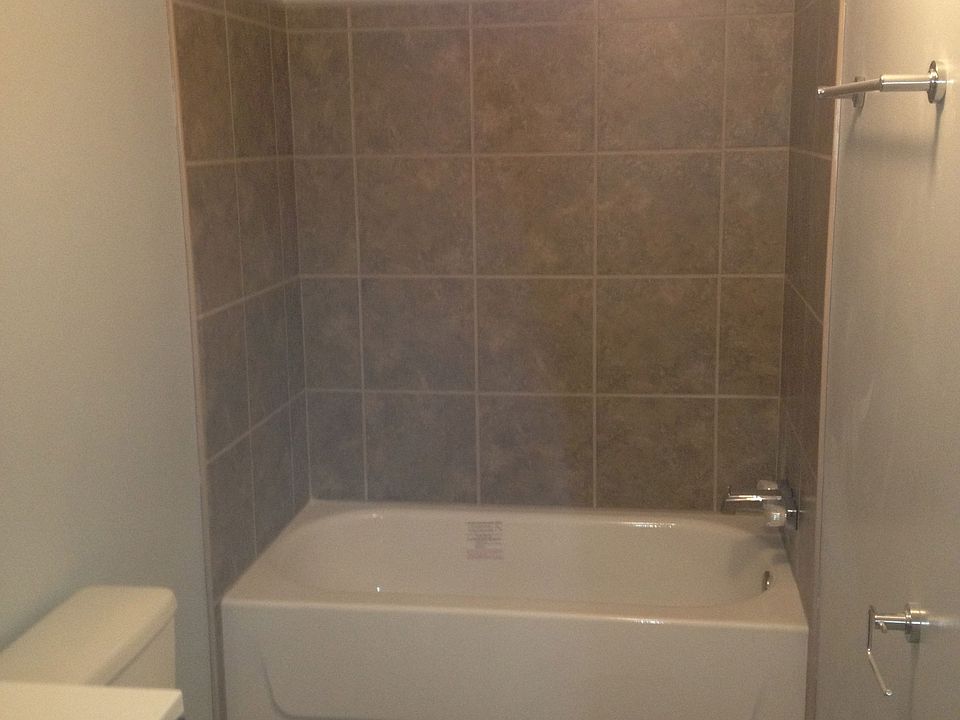 TIle Surrond in Bathroom