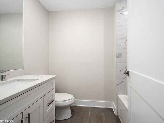 2nd image of 4405 N Artesian Ave #211