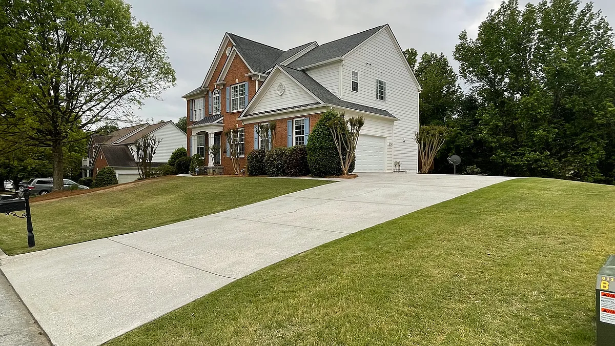 Long Driveway - 475 Longcross Ct
