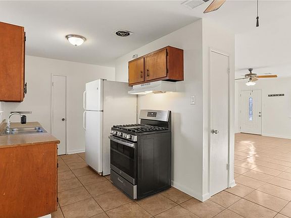 5th image of 861 Oakwood Dr