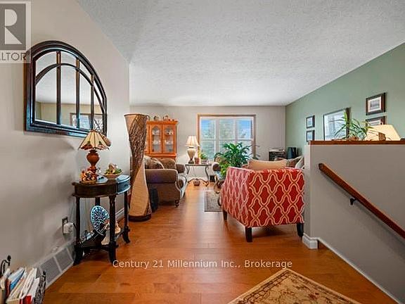 5th image of 898 McPherson Cres