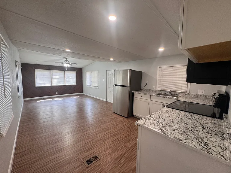 5811 Grey St — Photo 9