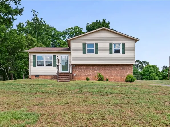 5561 Remington Point Dr, Walkertown, NC 27051