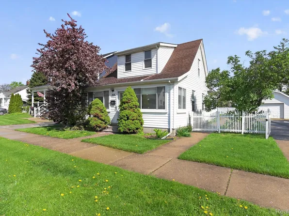 1518 Chestnut St, Wyandotte, MI 48192