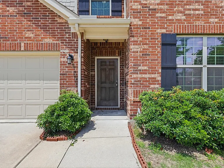 808 Bird Creek Dr — Photo 3
