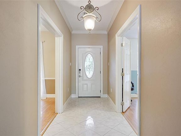 4th image of 100 Westwood Dr