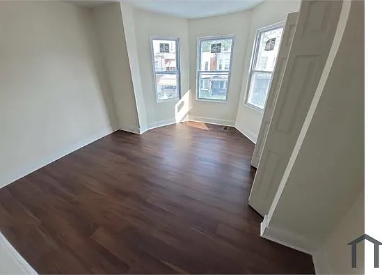 5540 Media St — Photo 12