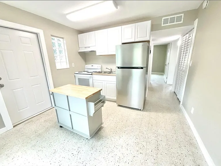1023 N Tamarind Ave — Photo 4