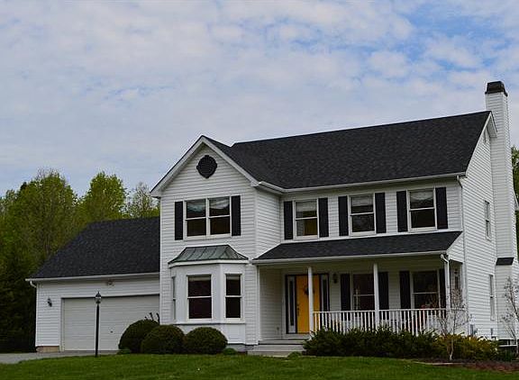 2500+ fin sq feet under a nearly new roof (2 yrs)