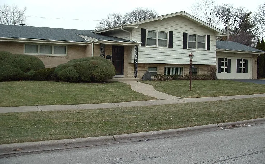Spacious & Gracious Park Ridge Split w/Sub Bsmt. 4BR 3BA — Photo 1