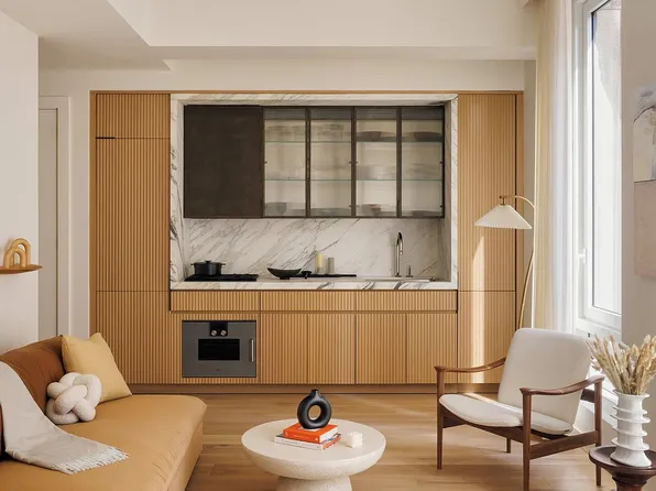 135 E 47th St #15B, New York, NY 10017
