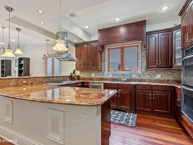 1560 Florence Ave — Photo 6