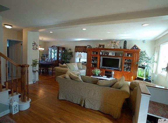 4th image of 940 Hillside Blvd