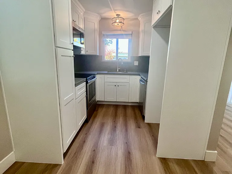 982 Ravenscourt Ave #3 — Photo 3