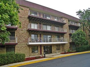 5450 Astor Ln APT 102, Rolling Meadows, IL 60008