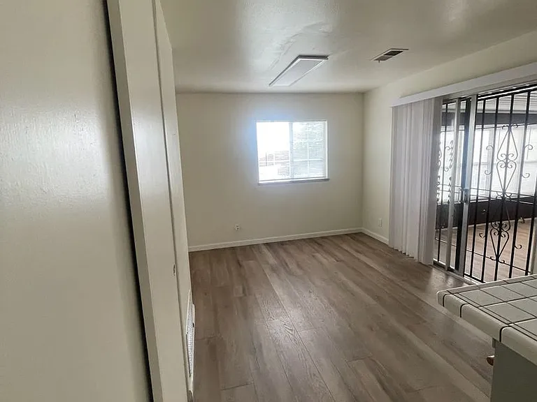 300 Swan Way — Photo 5