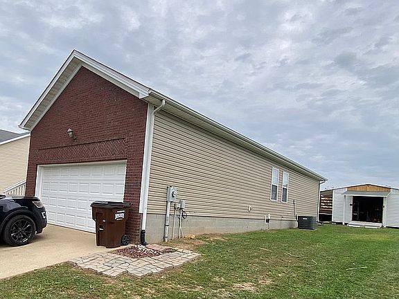 3rd image of 122 Oak Dr