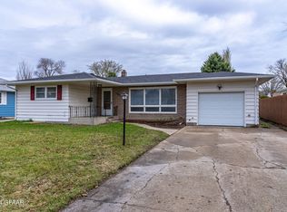 1006 22nd Ave S, Grand Forks, ND 58201