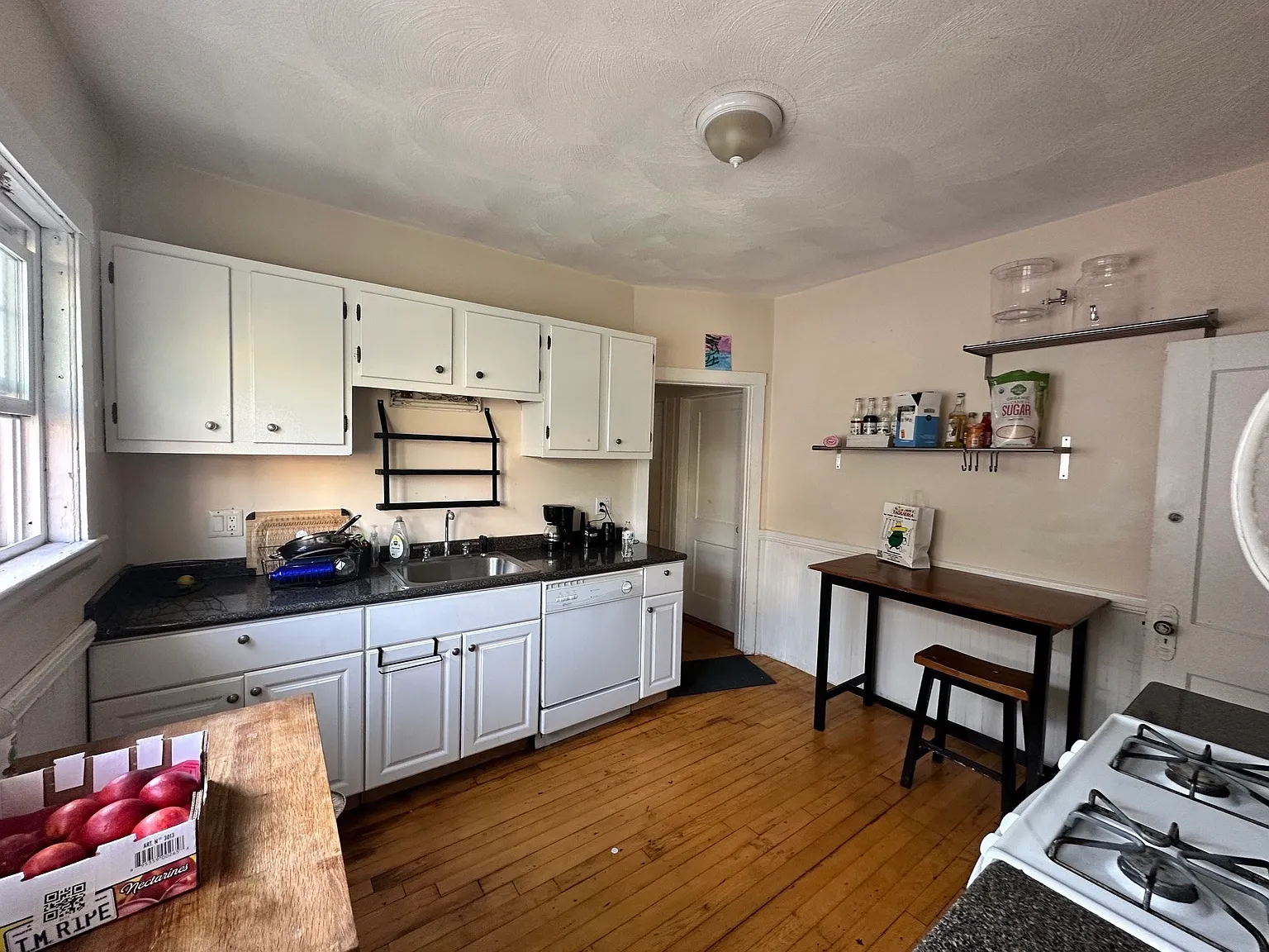3 bed, 1.0 bath, 1200 sqft, $2,900 — Photo 2