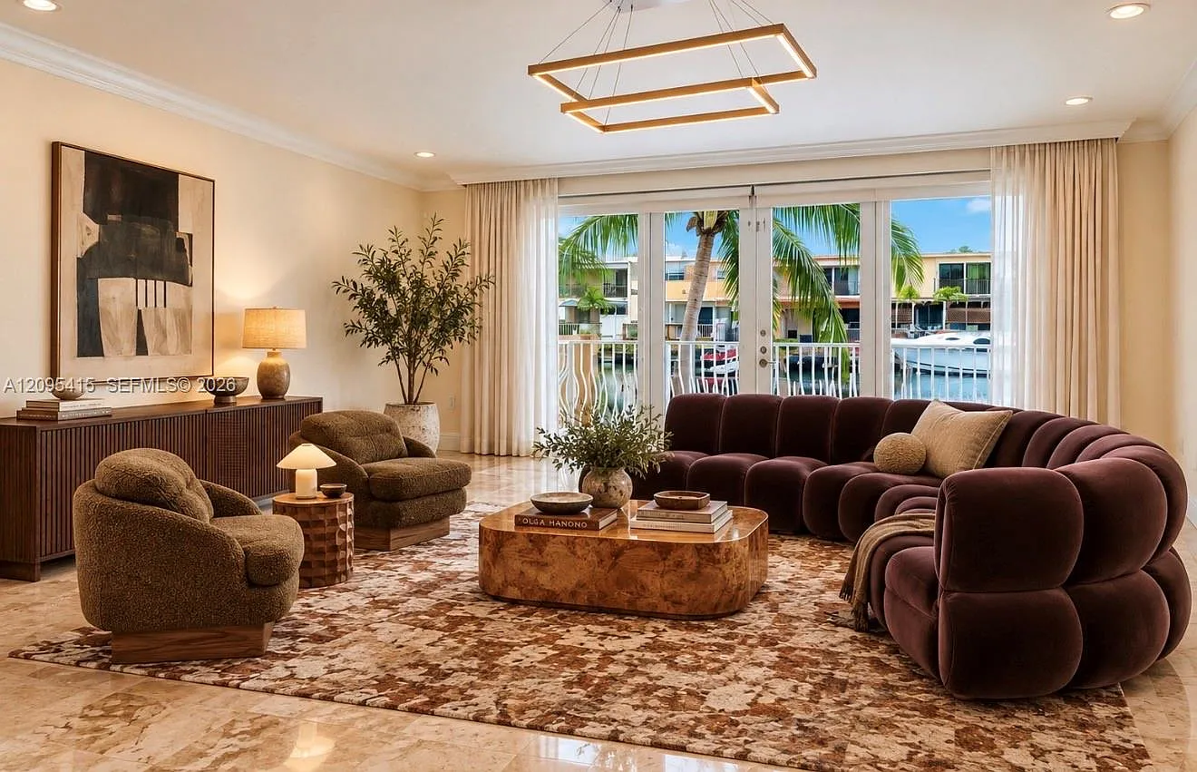Shoreline Condo — Photo 2