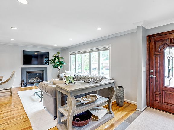 4th image of 33 W Cedarview Ave