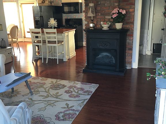 3rd image of 21613 Hamilton Ave