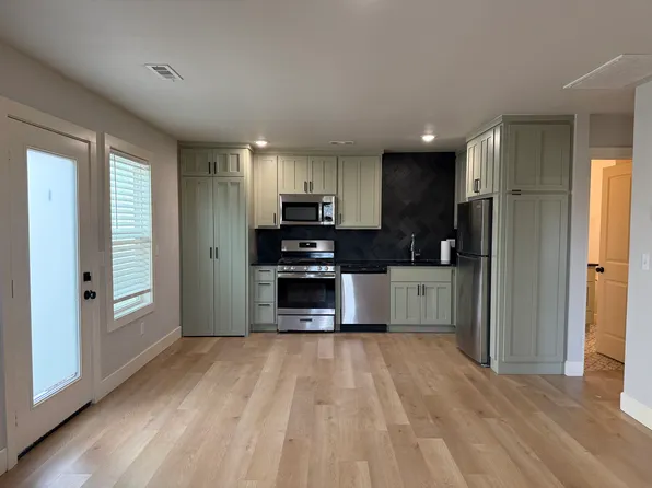 407 SE 10th St #407, Bentonville, AR 72712