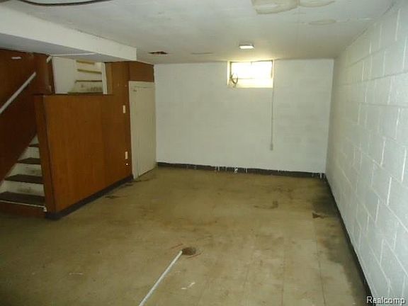 4th image of 19330 Schoenherr St
