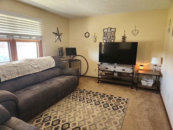 3rd image of 102 Shady Ln