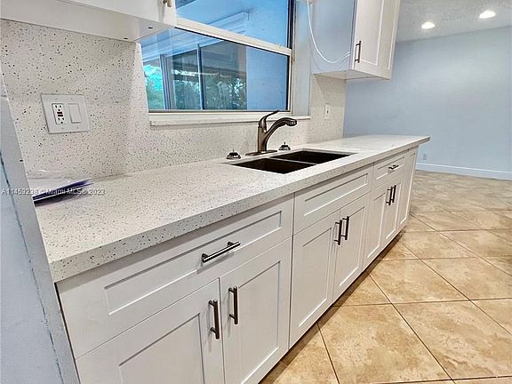 5th image of 362 SW 35th Ave