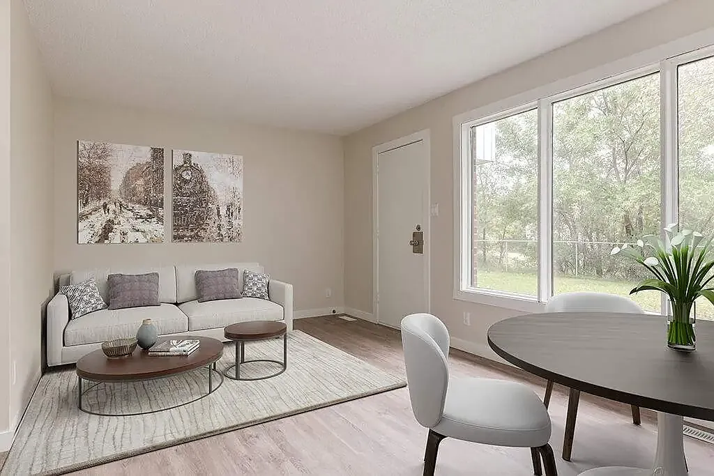 Lynbrook Townhouses — Photo 2