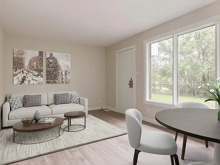 602 Laurier St W — Photo 2