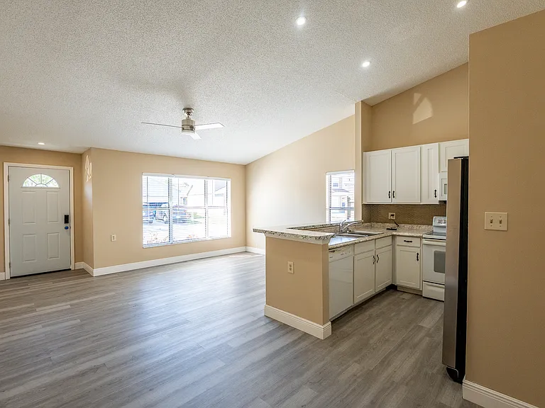 1025 Clovercrest Rd — Photo 9