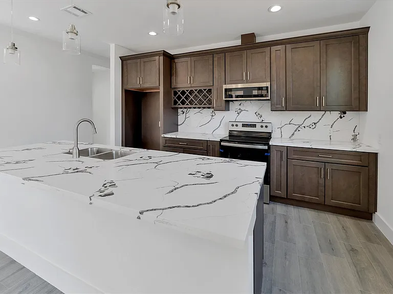 939 Lake View Dr — Photo 10