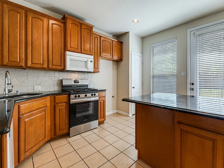 636 Gray Stone Ln — Photo 4