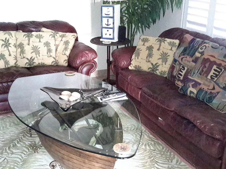 COTTTAGE LIVING ROOM WITH BOAT TABLE 55" TV MOUNTED ABOVE FIREPLACE.
