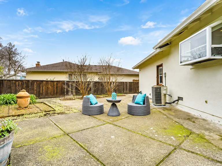 11 Christian Ct — Photo 3