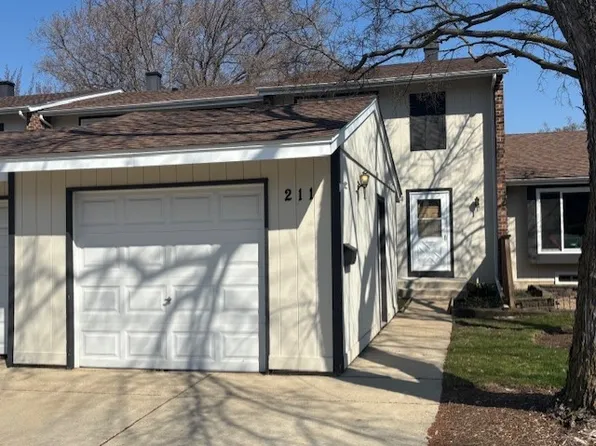 211 Applewood Ln, Bloomingdale, IL 60108