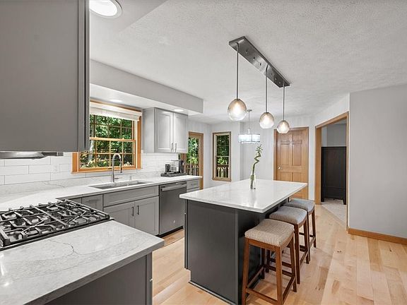 5th image of 328 Cloverdale Dr