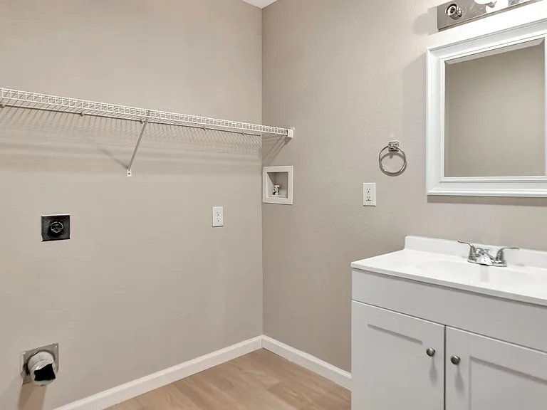 Creekside Apartments — Photo 16