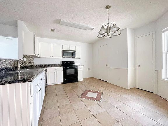 5th image of 3808 Summer Hill Dr