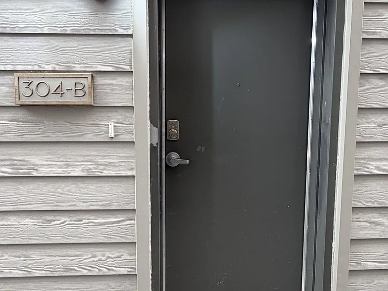304 Elmgrove Ave #B — Photo 2