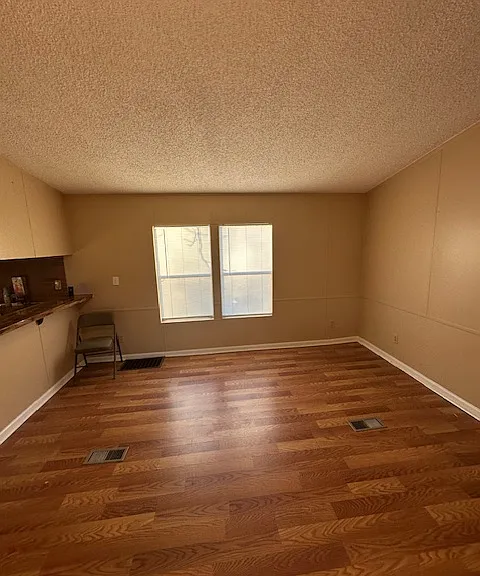 206 S Bass St — Photo 14