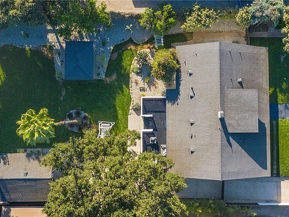 4th image of 1701 Rollin St