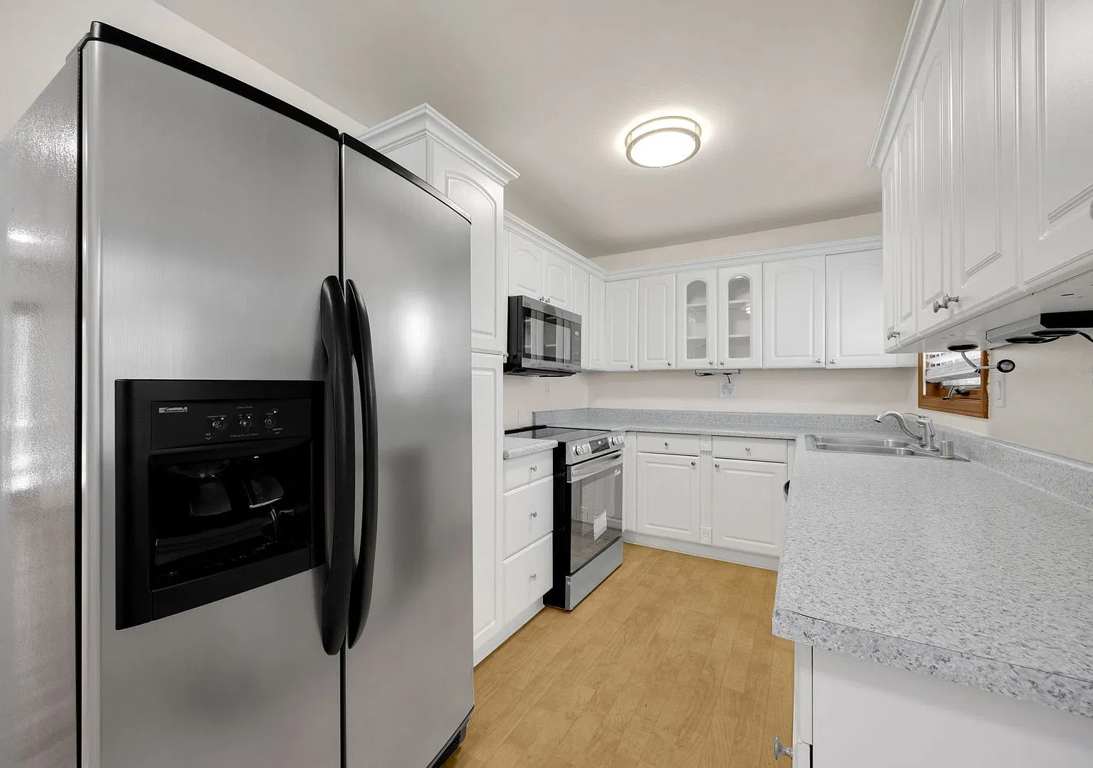 Charming 3 Bedroom 2 Bathroom Home w/ Detached Garage — Photo 3