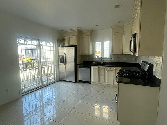 4th image of 321 Olympia Blvd