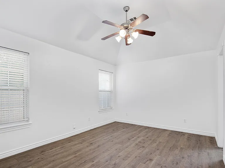 4900 Sunny Ct — Photo 6